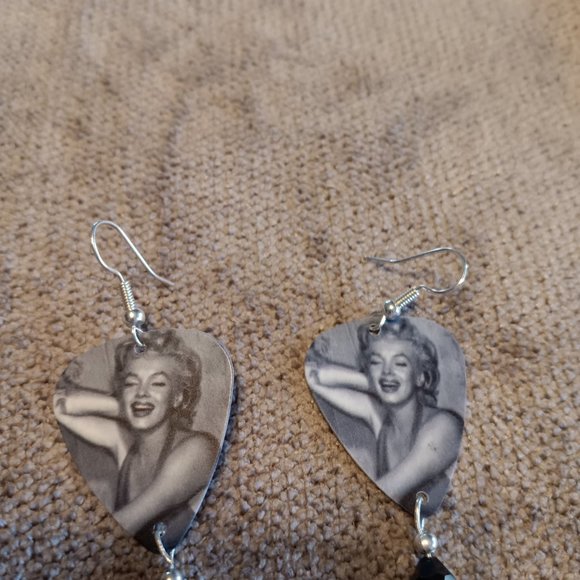 MARILYN MONROE GUITAR PICK NECKLACE -EARRINGS - Picture 2 of 2